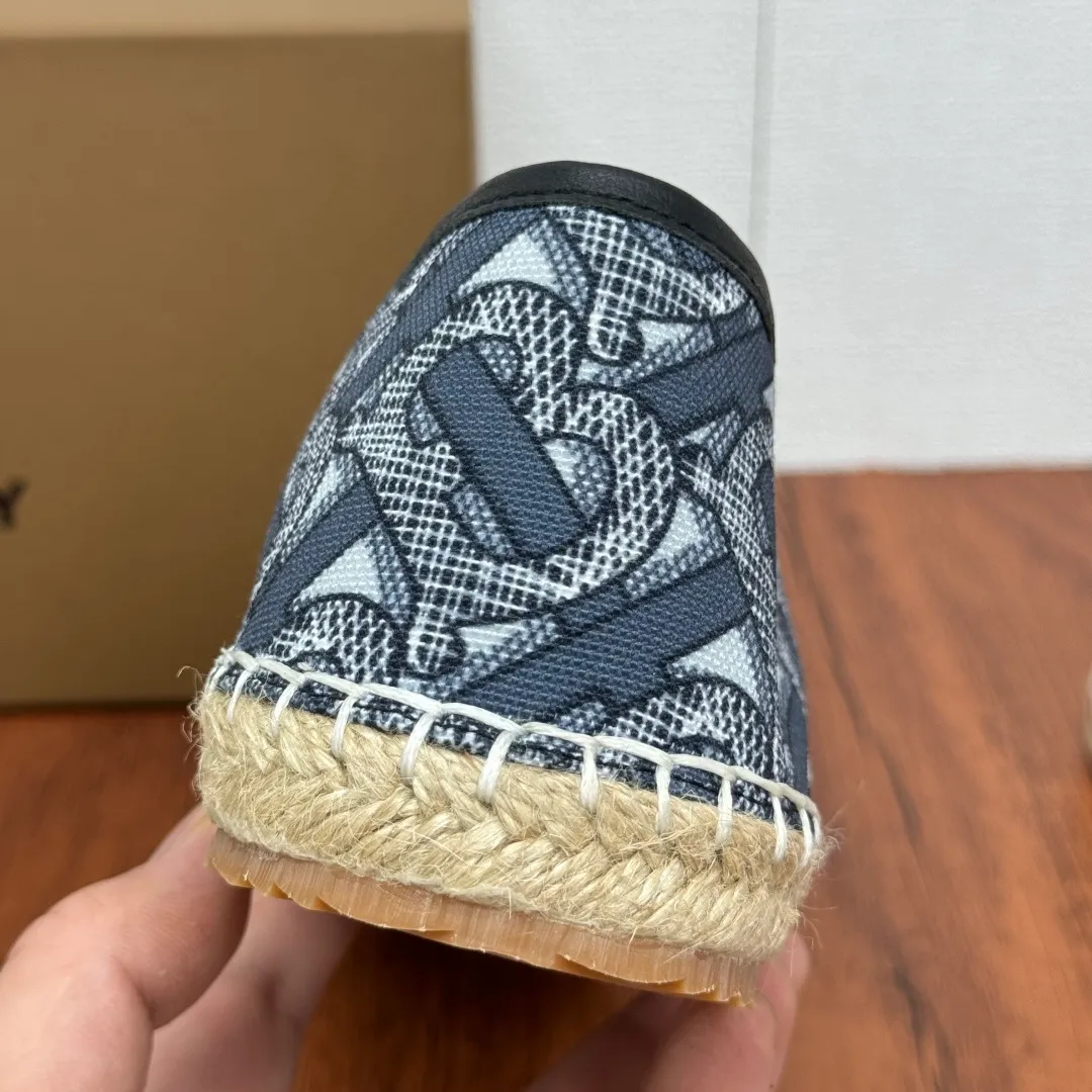 Batch 600 Burberry/Burberry new summer men's embroidered straw fisherman shoes, cool slip-on straw shoes! Encounter British fashion with Burberry espadrilles, a perfect blend of classic and fashionable. The unique printing on the upper is a manifestation of the brand's style. Every color and every pattern tells the story of England. Straw soles bring a natural texture, comfortable and chic. Whether you are strolling in the city streets or heading to the beach for vacation, it can add elegance and charm to you, easily become the center of attention, and start your own fashion journey. Classic knitted canvas upper, with thin calfskin lining suitable for summer, straw lining, genuine leather patch at the bottom of the heel, hemming technology, and Mark stitching details! Anti-slip rubber bottom layer, integrated injection molding of large LOGO letters and badges, multiple colors and styles to choose from, complete package! Size: 39-40-41-42-43-44 normal size item number: 2025-5 printing gray